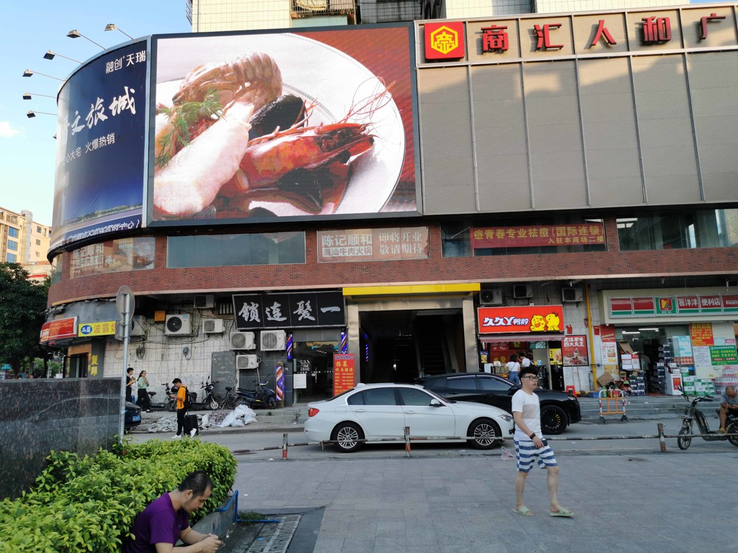 Quality P5 Outdoor Fixed LED Display Full Color Floor Mounted Shopping Mall Advertising Screen factory
